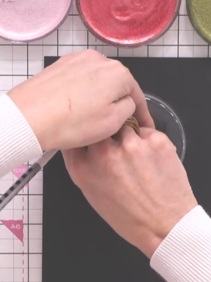 Step 1: Leg den Deckel der Confetti-Stempelfarbe auf den schwarzen Cardstock und umfahre ihn mit einem Bleistift – so bekommst du einen Kreis als Vorlage.