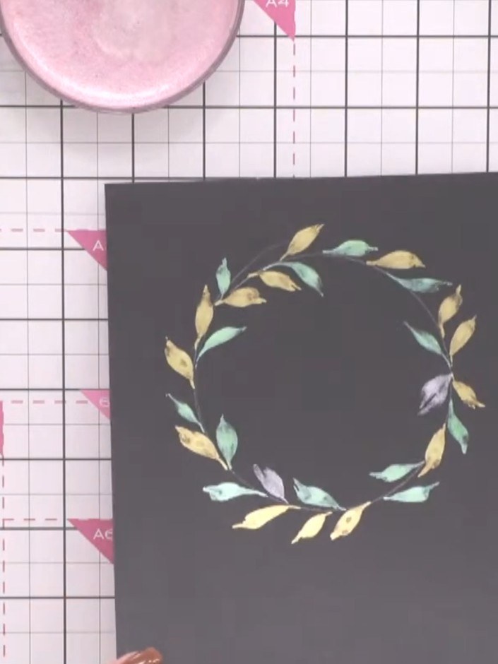 Step 7: Ergänze einzelne Beeren, die hinter Blättern hervorlugen oder auf Blättern sitzen – das sorgt für Tiefe. Use the confetti i