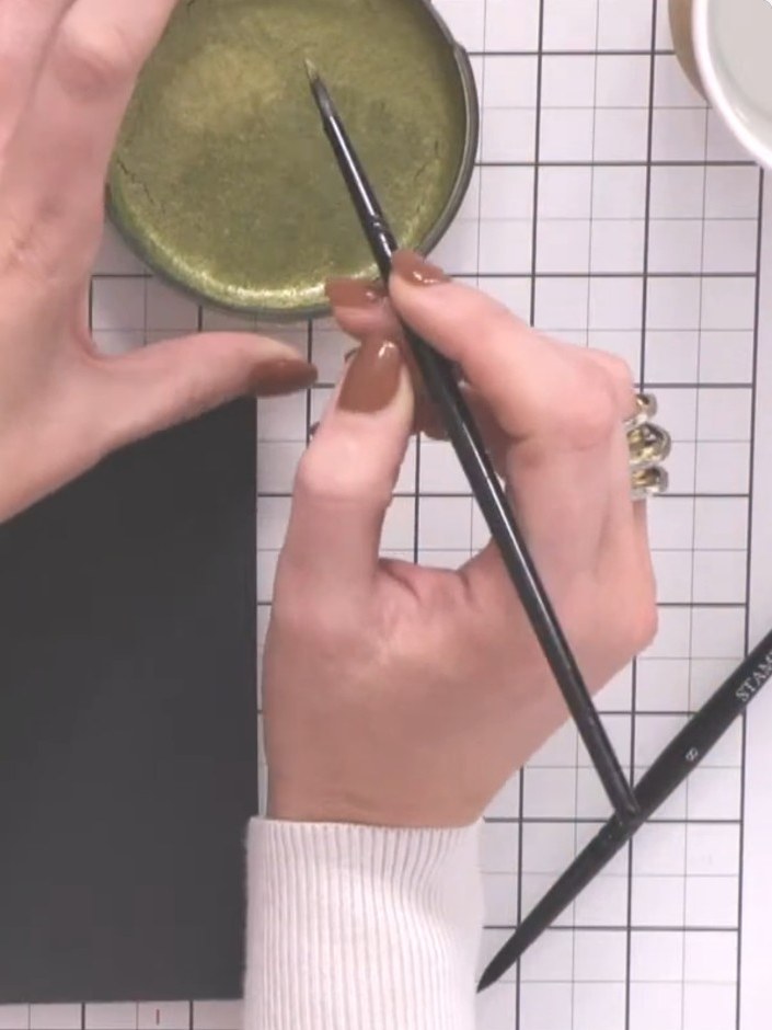Step 1: Mische goldene Confetti Ink mit Wasser zu einer mittleren Konsistenz. Use a paintbrush to blend the ink and water 