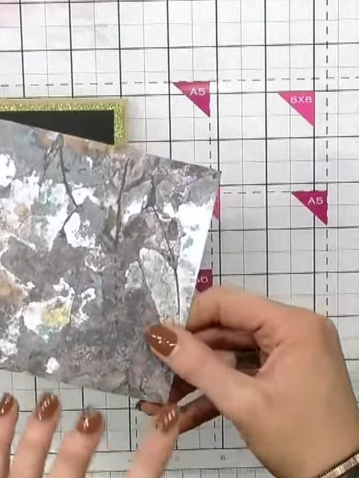 Step 1: Such dir ein gemustertes Papier aus dem Paket der Stempel- und Stanzschablonen-Kollektion aus und leg es bereit auf deine Arbeitsfläche.