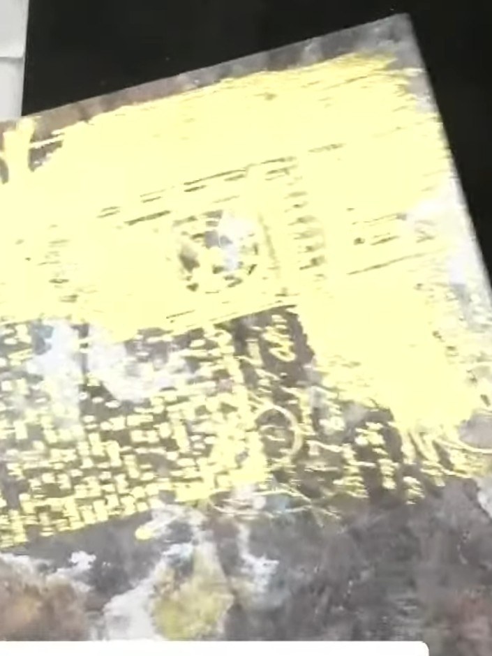 Step 2: Färbe den Uhren-Stempel mit einem klebrigen goldenen Stempelkissen ein und achte darauf, dass die gesamte Stempelfläche gut bedeckt ist.
