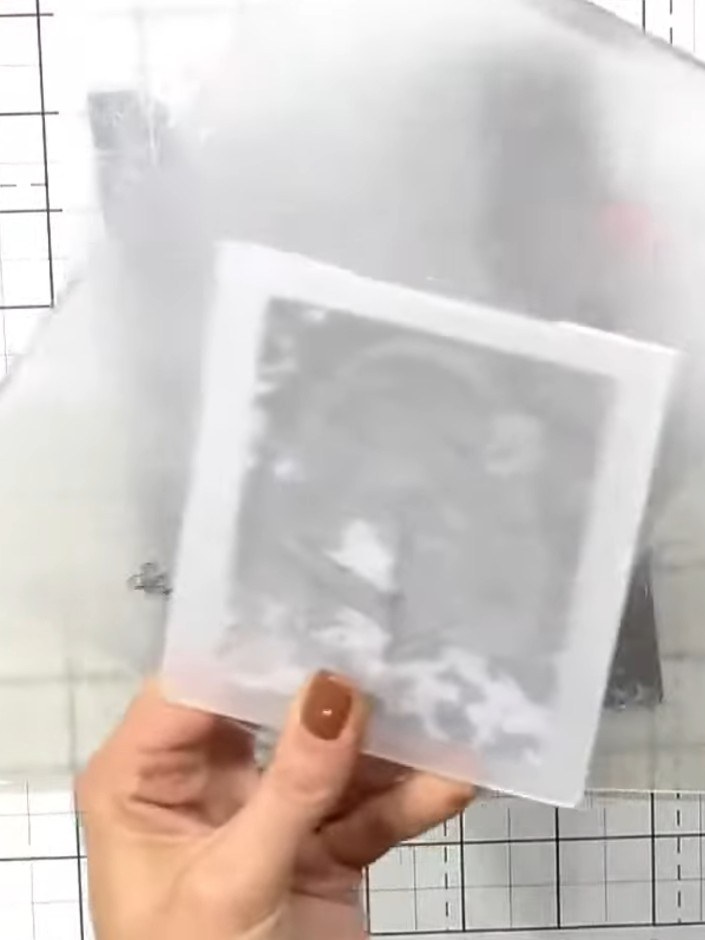 Step 1: Such dir den Prägefolder mit dem kahlen Baum und ein Stück Designpapier aus deiner Sammlung aus.