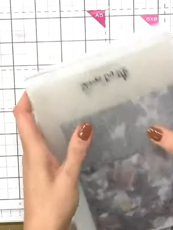 Step 7: Lass die weiße Embossing-Stempelfarbe vollständig trocknen, bevor du mit dem nächsten Schritt weitermachst.