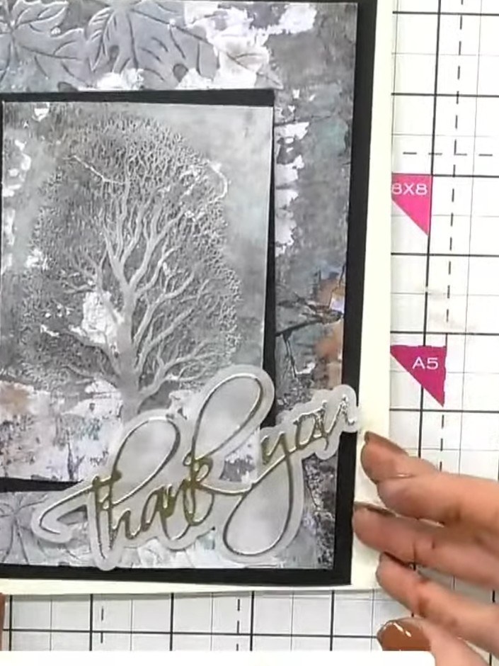 Geprägte Baum-Karte mit weißen Highlights - the finished project