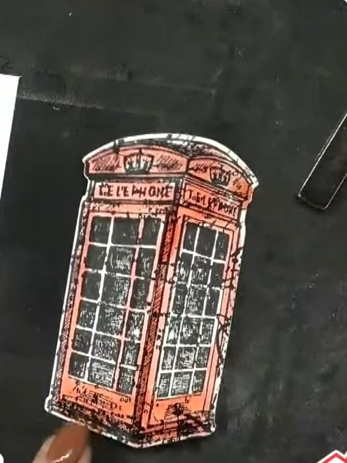 Step 8: Klebe das kolorierte Telefonzellen-Panel auf einen Kartenrohling – und fertig ist deine Karte!