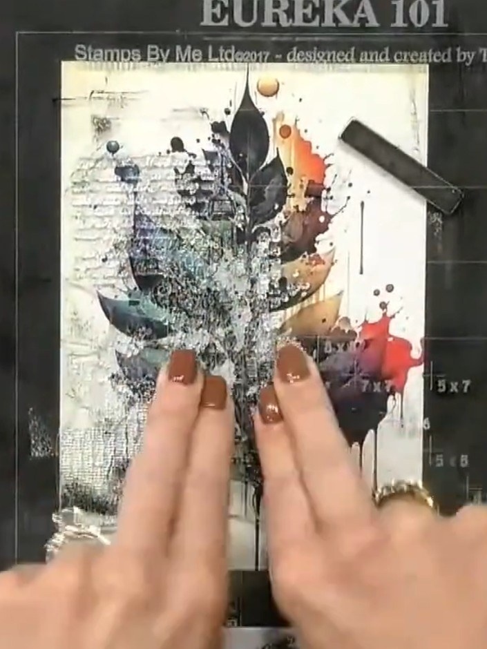 Step 3: Stempel den Eiffelturm seitlich versetzt auf das gemusterte Papier.
