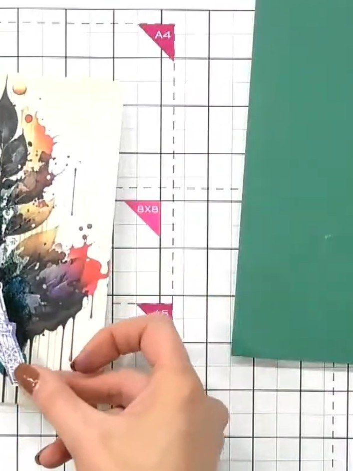 Step 5: Stanze mit der passenden Stanzschablone aus dem Stempel- und Stanzschablonen-Set einen zweiten Eiffelturm aus cremefarbenem Cardstock.