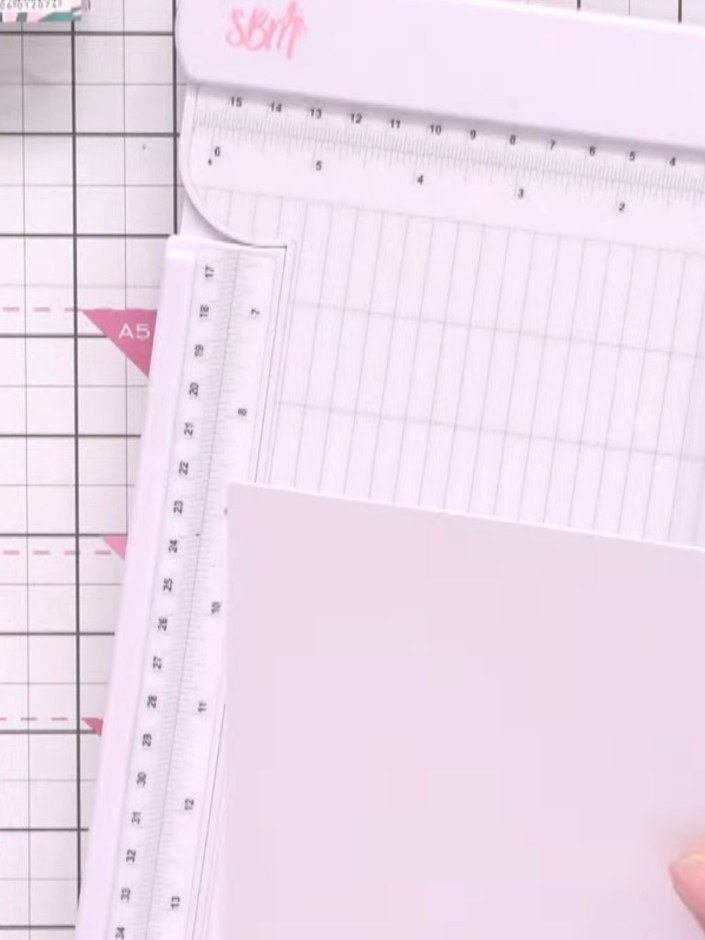 Step 4: Falte die geprägten Stücke entlang der gefalzten Scharnierlinie, sodass aufklappbare Laschen entstehen. Use your fingers to create a cris