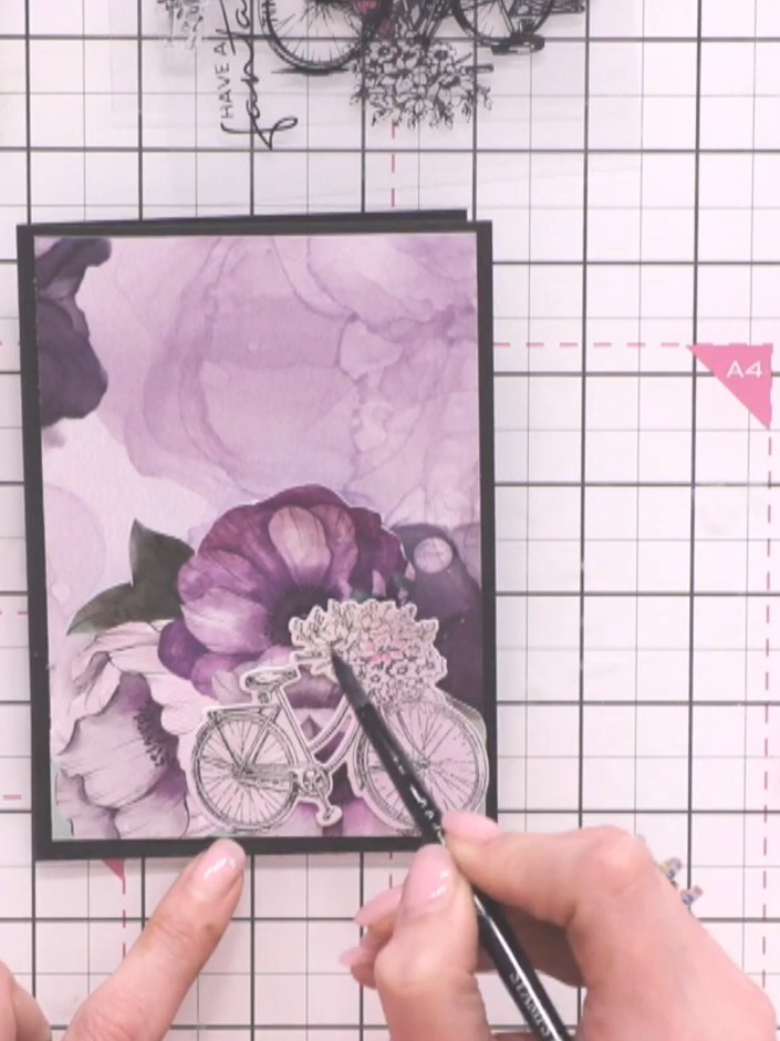 Step 8: Mal die Blumen auf der Karte mit einem Pinsel und etwas rosa Aquarellfarbe, vermischt mit Wasser, an.