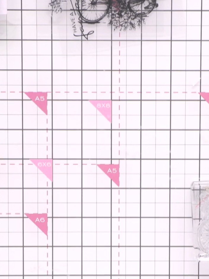 Step 2: Schneide das Designpapier zu und setz es auf eine weiße Matte. Position the layers on your craft mat 