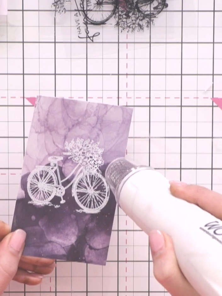 Step 7: Stanze das embosste Fahrradmotiv mit der passenden Stanzschablone und deiner Stanzmaschine aus.
