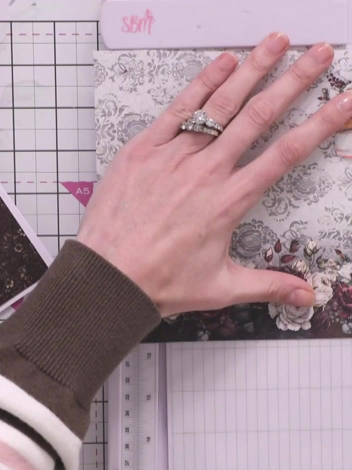 Step 5: Die-cut the interior wallet panel from a coordinating shade of leather-effect paper using the same die set. Us