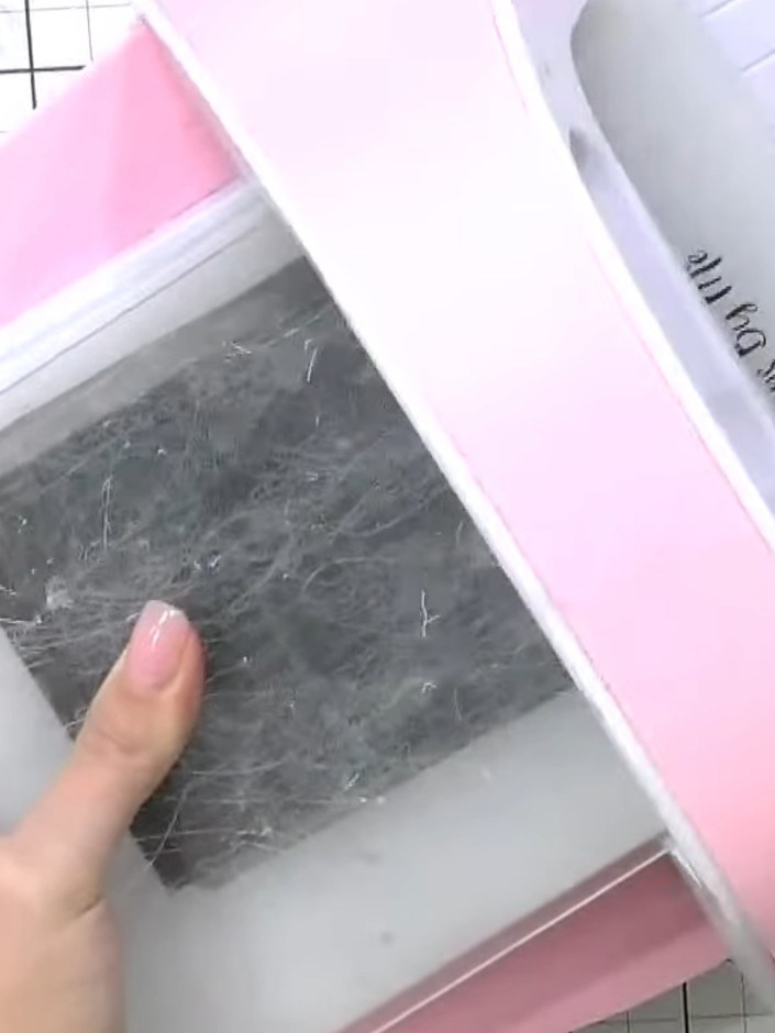 Step 5: Tap white pigment ink pad over the embossed surface to highlight the raised details and create contrast. Gentl