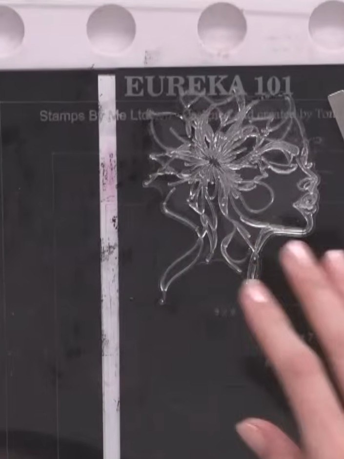 Step 1: Cut a piece of black cardstock to size. Use an anti-static bag to treat the surface of the black cardstock, re