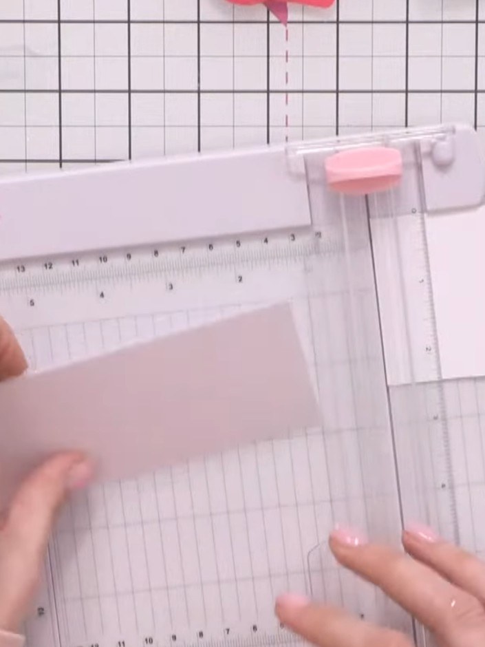 Step 10: Schneide einen weißen Streifen zu, den du waagerecht über die Mitte deiner Karte legst, um die Kante der Schablone zu verdecken.