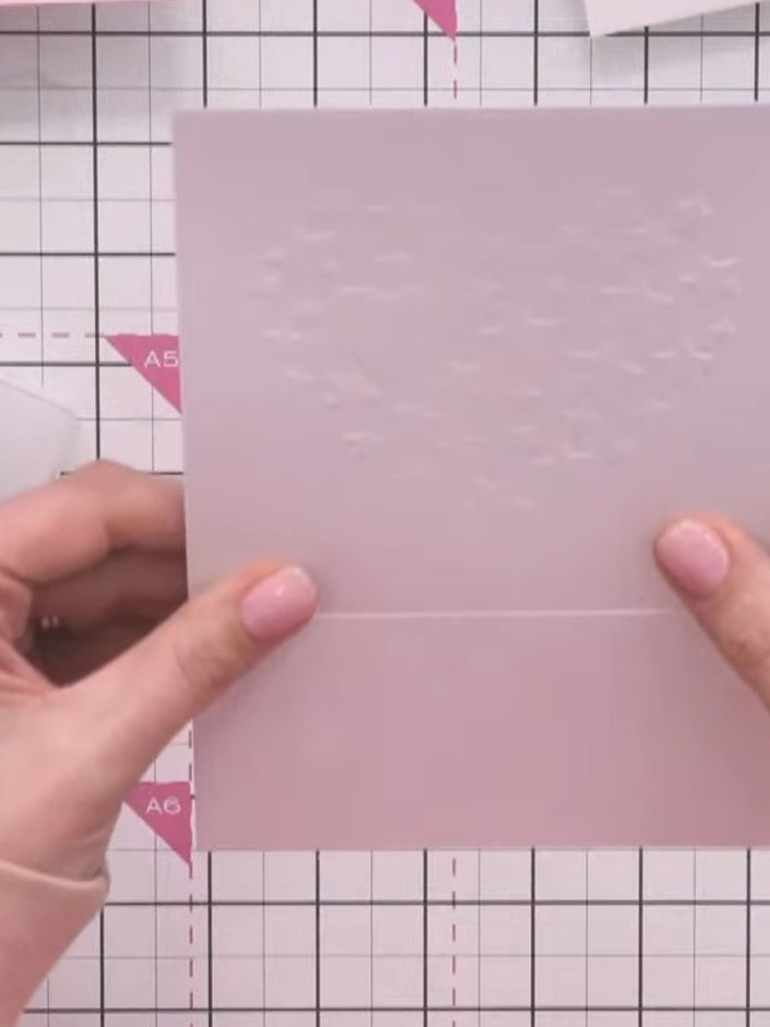 Step 3: Klapp die Karte auf und schau dir das geprägte Herzmotiv an, das sich von der Schablone abgezeichnet hat. The pattern should