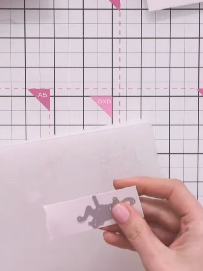 Step 5: Stanz deinen Lieblingsspruch mit der passenden Stanzschablone aus deinem Set aus weißem Karton aus.
