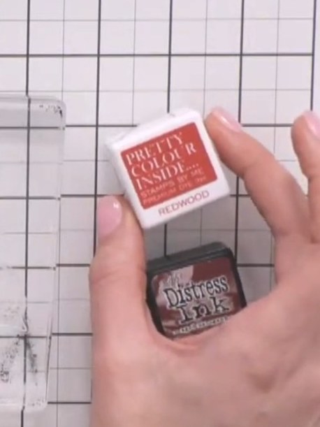 Step 2: Setz den vollflächigen Teil des Lamination-Stempels auf deinen Acrylblock und färbe ihn mit roter Stempelfarbe ein.