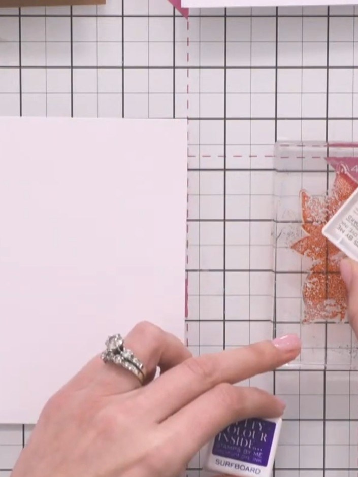 Step 4: Besprüh den eingefärbten Stempel dreimal mit Wasser, um den Aquarell-Effekt zu aktivieren. Hold the spray bottle at a di