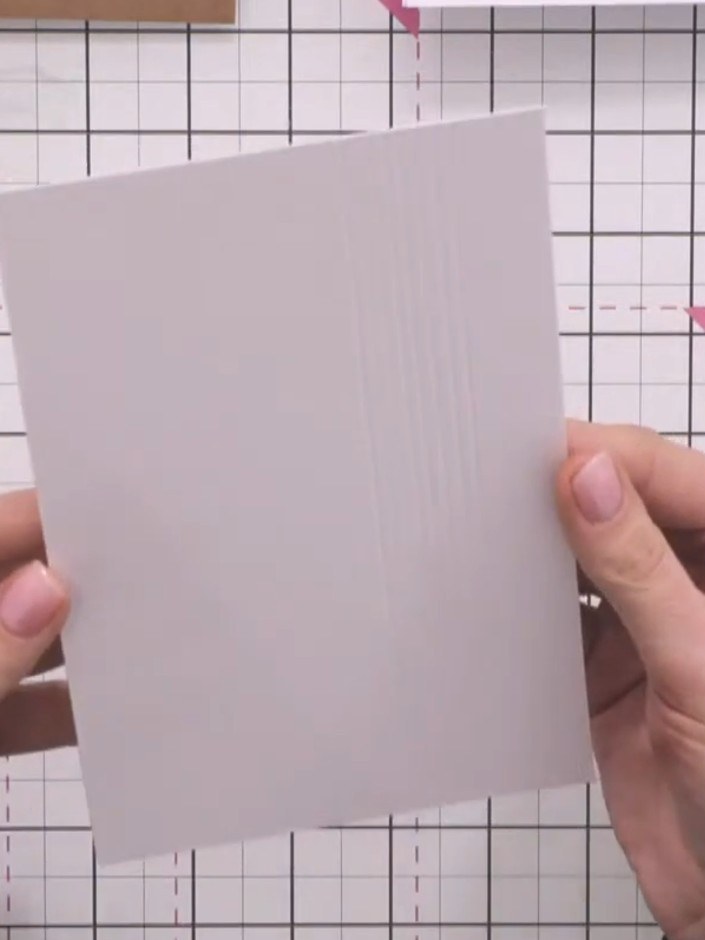 Step 1: Riller senkrechte Linien in deine petrolfarbene Slimline-Kartenbasis – das sorgt für einen tollen Hingucker und lockert die schlichte Fläche auf.