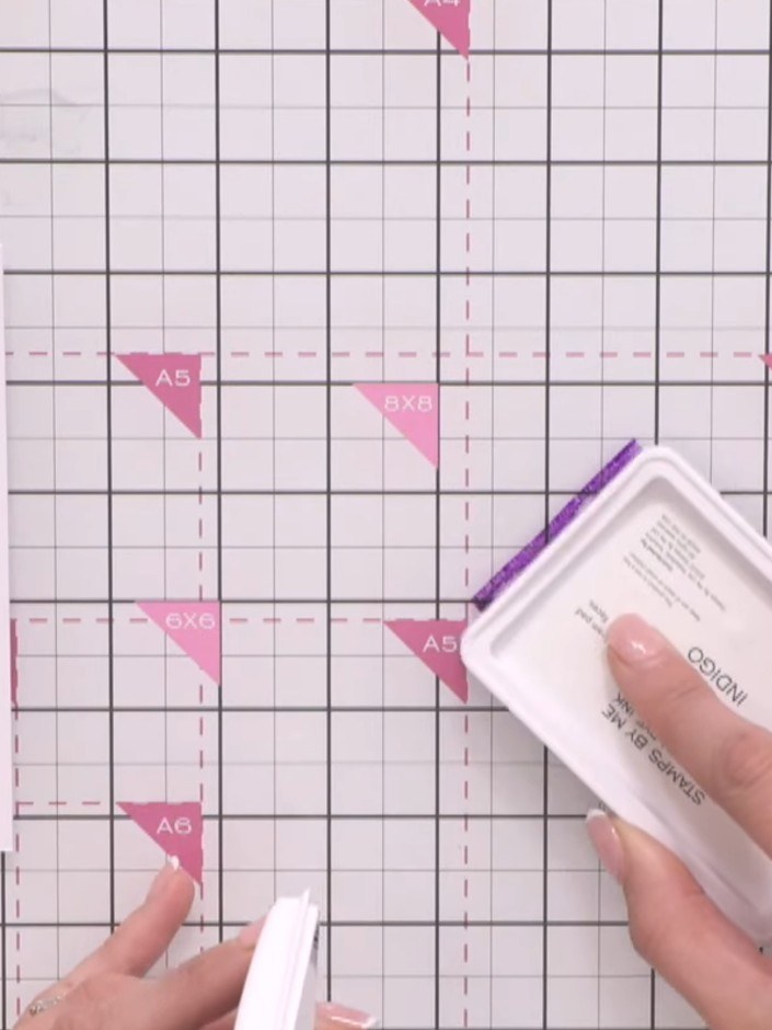 Step 1: Leg ein Stück weißen Cardstock auf deine Glasmatte, um mit dem Hintergrund zu beginnen.
