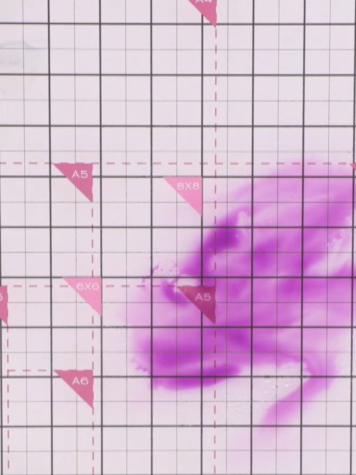 Step 2: Besprüh die Karte mit Wasser, damit die Oberfläche nass ist. Use a water spray bottle to mist the purple ink areas evenl