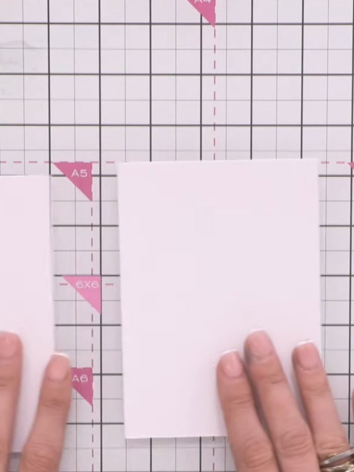 Step 1: Leg dir einen A2-Kartenrohling und ein Stück weißen Cardstock bereit. Platziere beides auf deiner Bastelmatte, damit du gleich loslegen kannst.
