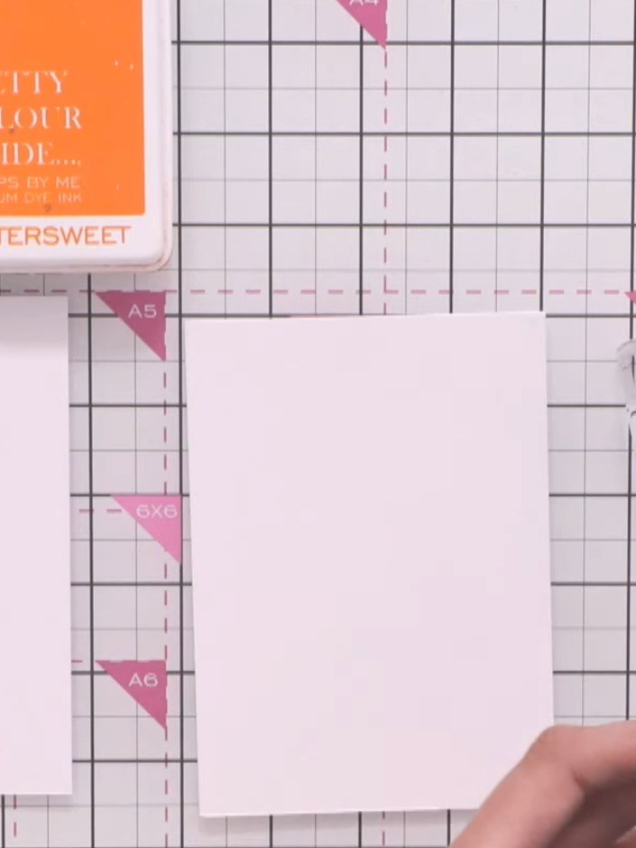 Step 3: Besprühe den weißen Cardstock zweimal mit Wasser, damit die Oberfläche gleichmäßig feucht ist.