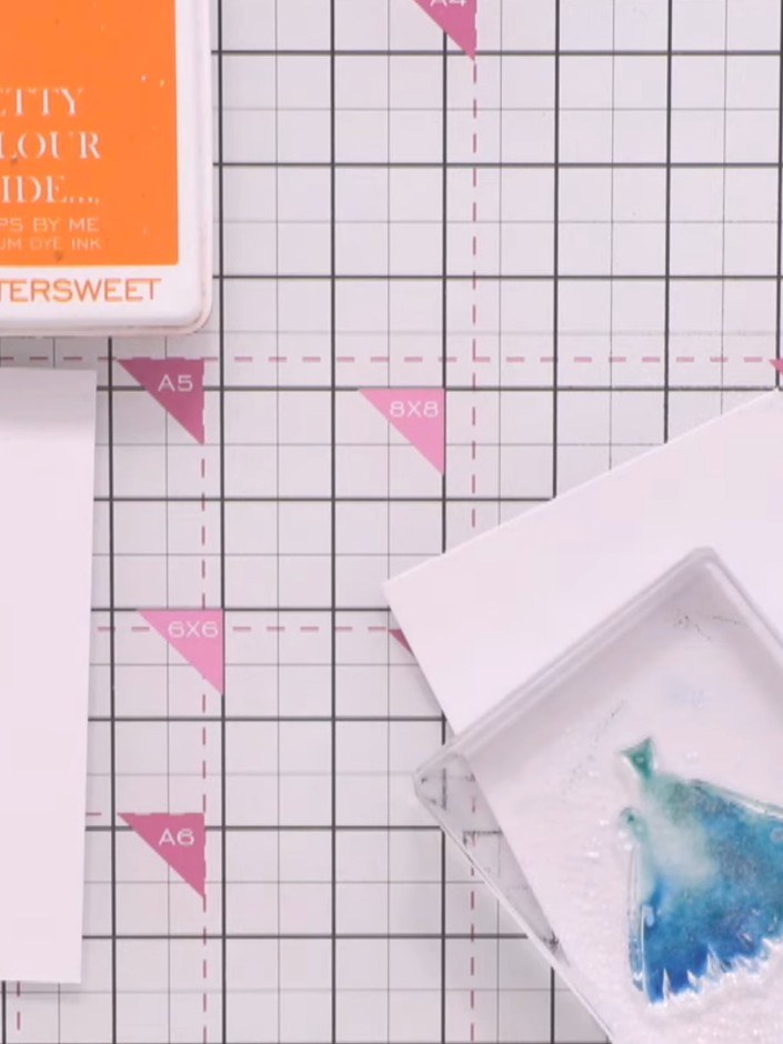 Step 5: Lass den Cardstock jetzt vollständig trocknen. Solange er noch nass ist, verlaufen die Stempelfarben ineinander und es entsteht ein toller Aquarelleffekt.