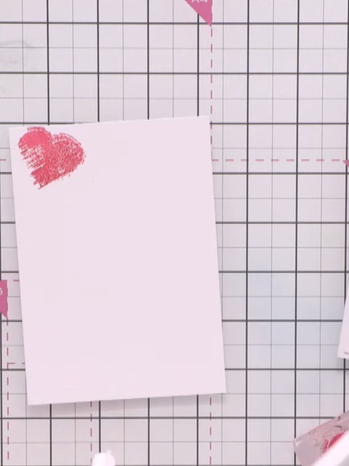 Step 1: Leg dir einen A2-Kartenrohling und ein Stück weißen Cardstock bereit. Stamp heart images onto the white cardstock using pin