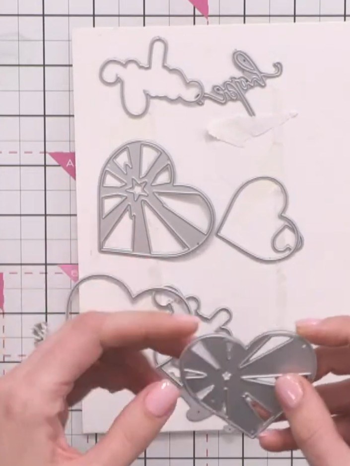 Step 1: Stanz das detailreiche Herzmotiv mit deiner Stanzmaschine vier- oder fünfmal aus weißem Cardstock aus.