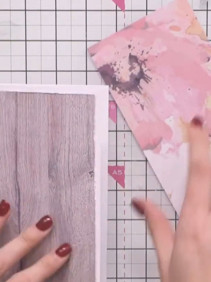 Step 3: Knautsch das eingerissene Designpapier vorsichtig mit den Fingern – das gibt eine weiche Struktur und einen schönen Mixed-Media-Effekt.