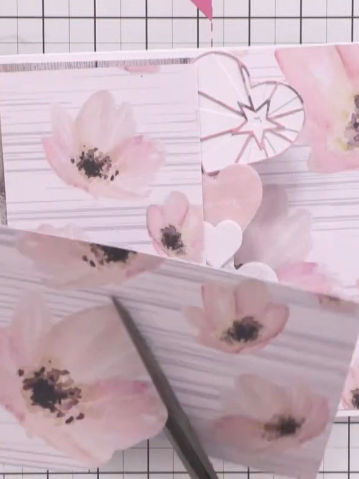 Step 2: Schneide die Blumenmotive aus deinem gemusterten Papier per Fussy Cutting aus – also ganz vorsichtig mit der Schere entlang der Konturen.