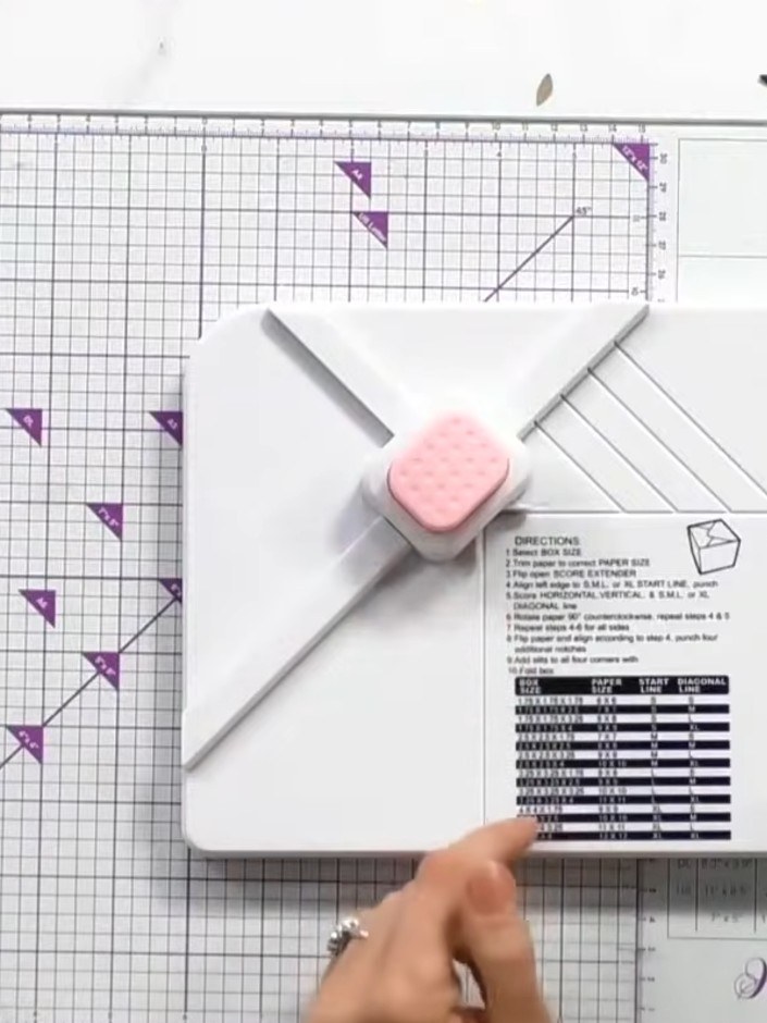 Step 2: Falze mit dem Falzwerkzeug und dem Verlängerungsarm am Envelope Board entlang der ersten diagonalen XL-Linie.