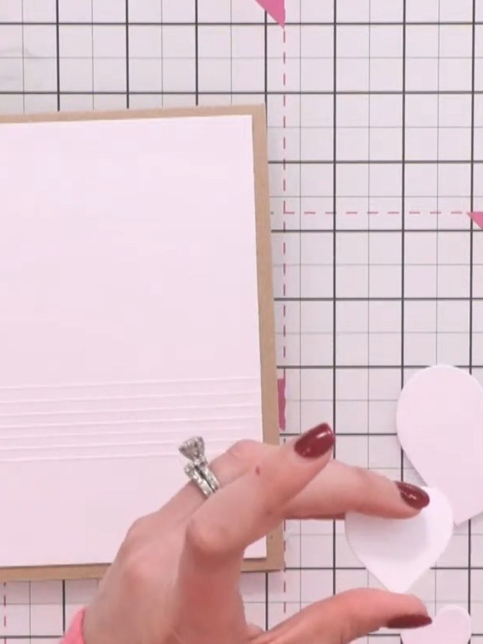 Step 4: Stanze mit den Stanzschablonen aus dem Kit Herzen und Sterne aus weißem Cardstock aus.