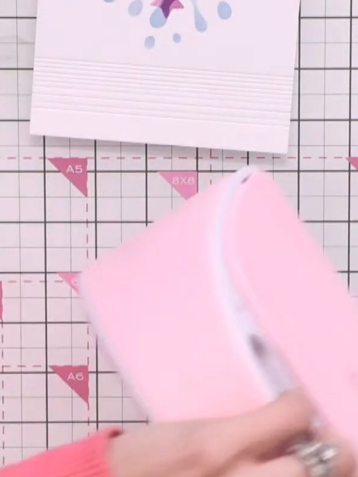 Step 1: Nimm eine Karte in Kraftpapier-Optik als Basis und falte sie in der Mitte, sodass eine oben gefaltete Karte entsteht.