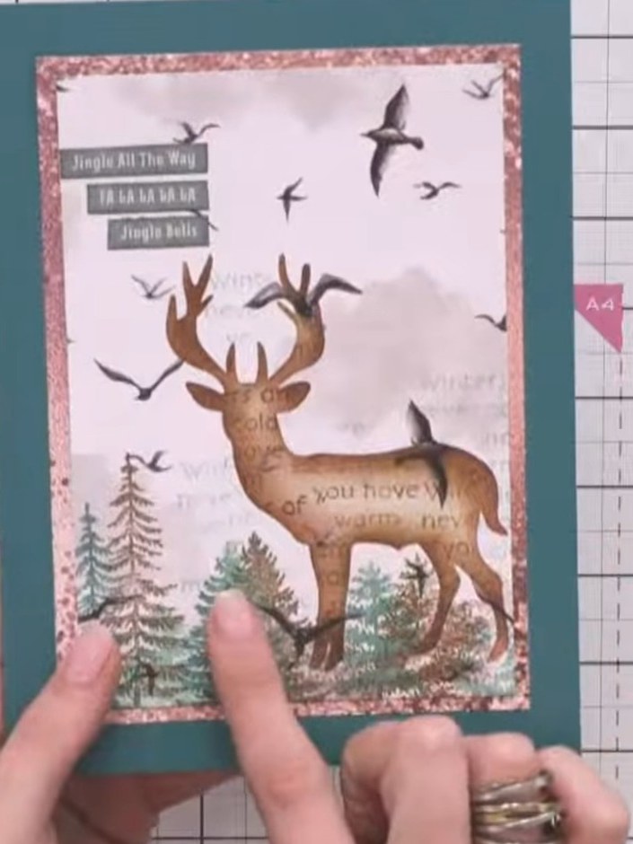 Weihnachtskarte mit Hirsch im Wald und Schablonentechnik - the finished project