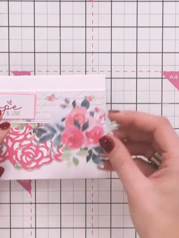 Step 6: Recorta una frase ya impresa de la hoja de frases que viene en el kit. Position it on the card front above