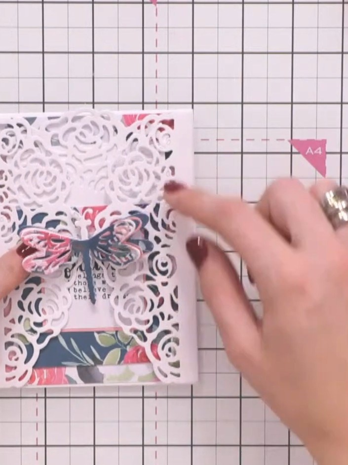 Step 7: Recorta una frase de la hoja de frases incluida. Position it on the decorative panel behind the butterfl