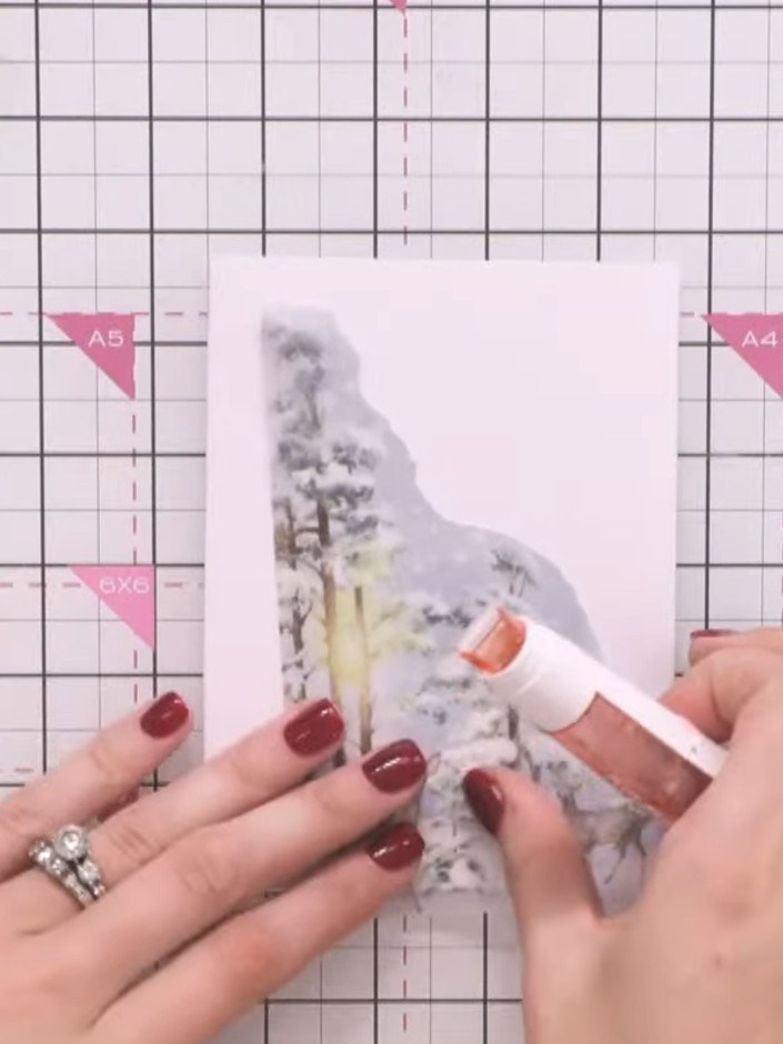 Step 3: Si quieres más agarre, aplica una línea de cinta a lo largo del borde inferior del panel de vellum con un bolígrafo de cinta adhesiva.