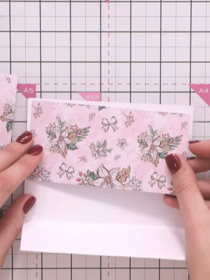 Tarjeta navideña con panel rosa Wrap and Fold - the finished project