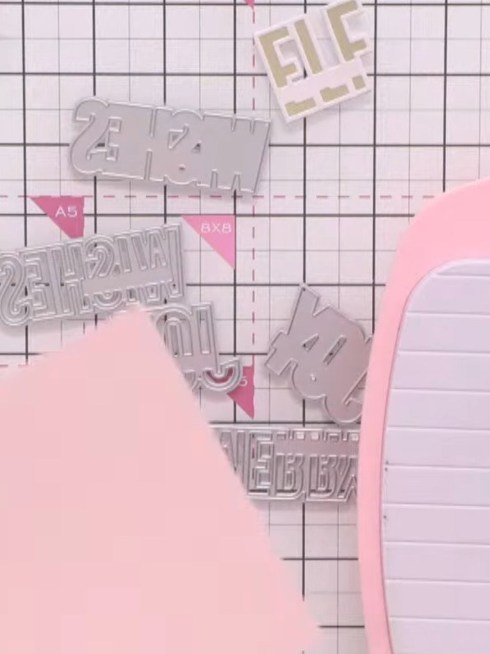 Step 1: Elige un trozo de cartulina rosa y colócalo sobre tu tapete de manualidades como capa base de tu tarjeta.