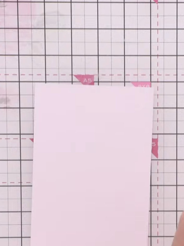 Step 1: Corta un trozo de cartulina blanca a la medida y colócalo sobre tu tapete de manualidades.
