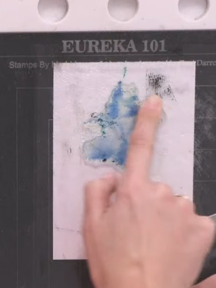 Step 4: Rocía ligeramente el sello entintado con agua usando un atomizador para crear un efecto acuarela.
