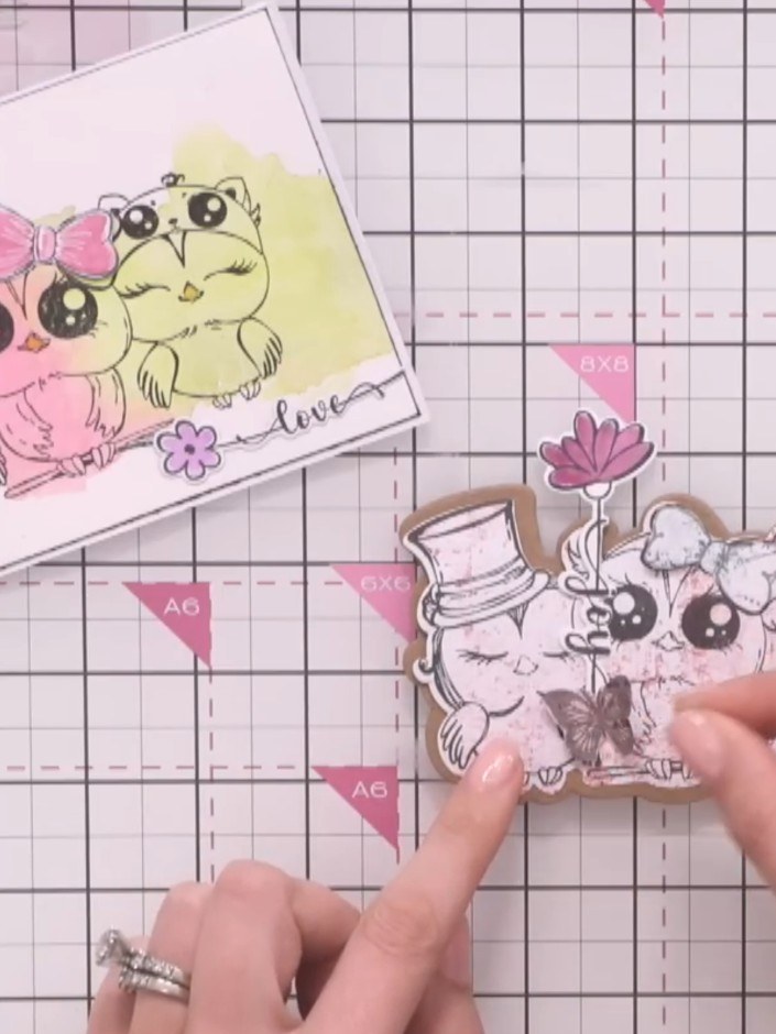 Step 5: Troquela el moño decorativo en cartulina de un color que combine. The bow can be used as an interchangeable 