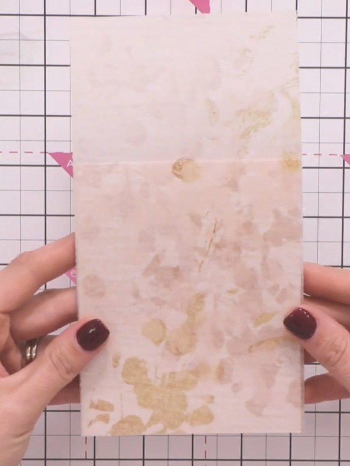 Step 1: Toma una tarjeta base A2 con doblez superior y corta tu papel vellum dorado brillante del mismo tamaño que el frente de la tarjeta.