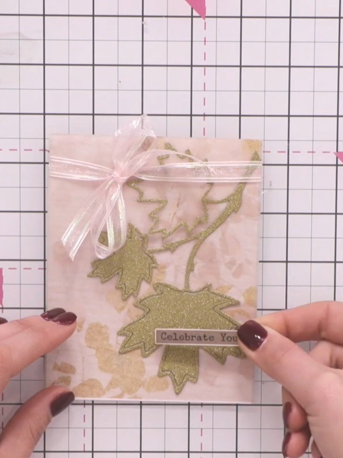 Tarjeta con papel vellum y hoja troquelada con moño de listón - the finished project