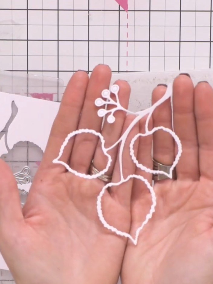 Step 1: Pasa el troquel de hojas de lima por tu máquina troqueladora para cortar el diseño decorativo de hojas en cartulina blanca.