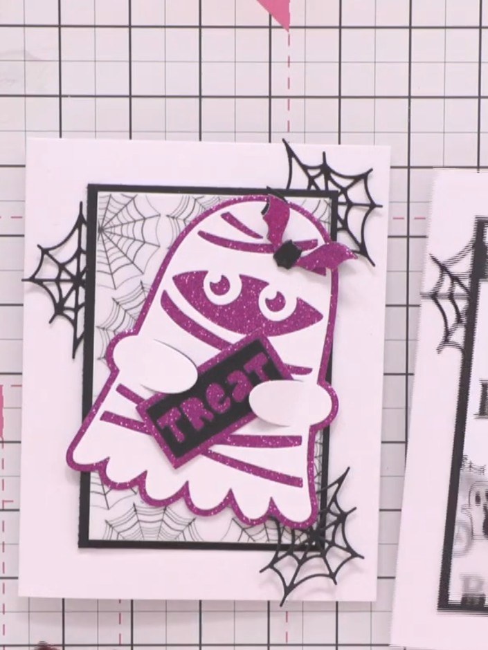 Tarjeta con personaje de fantasma momia y detalles brillantes - the finished project