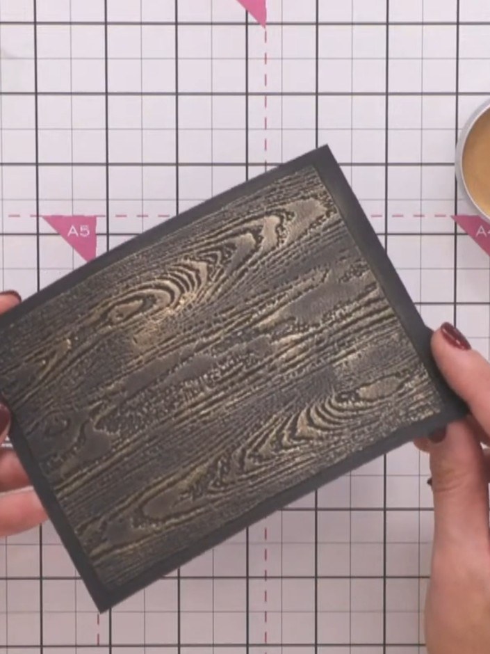 Tarjeta con fondo en embossing y detalles de cera metálica - the finished project